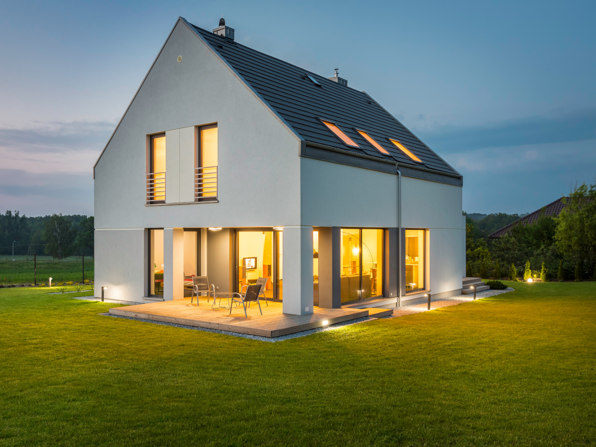Maison moderne parfaitement éclairée dans un grand espace vert
